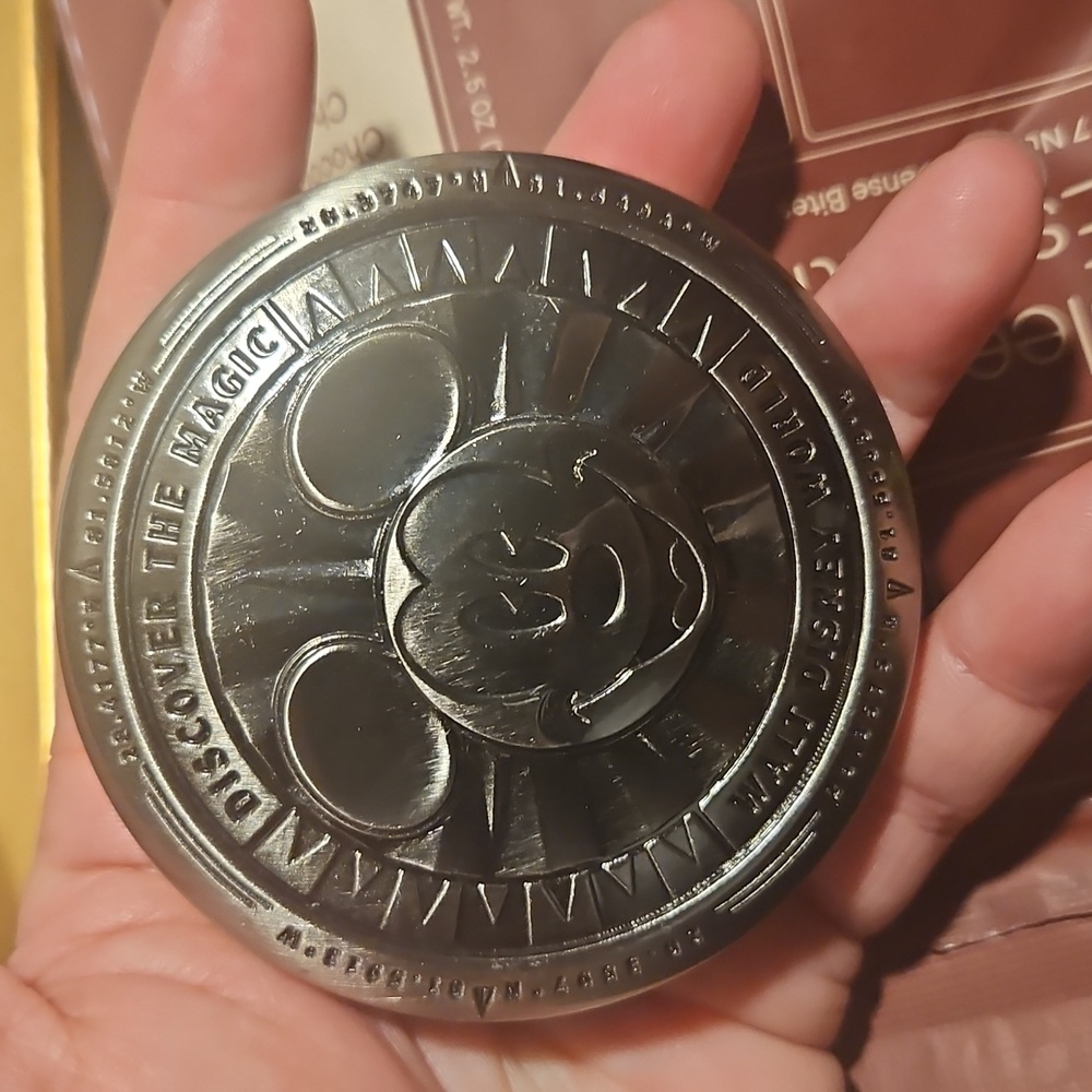 Walt DISNEY WORLD coordinates magnet bottle top opener (Metal Cap And Twist Cap)